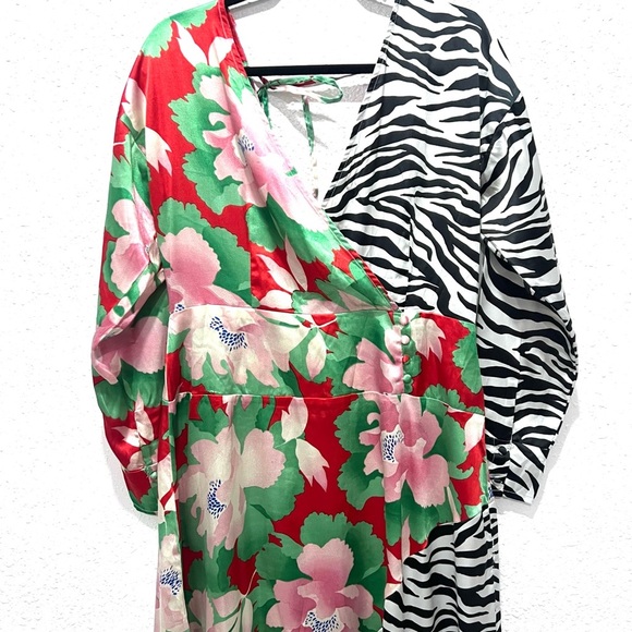 ASOS DESIGN Curve wrap maxi Floral and Zebra Long Sleeve dress in mixed print 6 - Picture 5 of 13